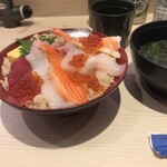 回転寿司みさき - ランチの海鮮丼、青さの味噌汁。