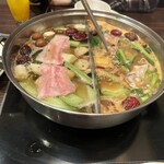 天香回味 - 右が辛いスープ、左が優しい味のスープ。辛いスープは煮立つのが早く、早く食べたい野菜はそちらに入れておくと、煮込み時間が短くて済みます。