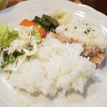 キッチン ブルー グローブ - ２度目のご飯、サラダも乗せます