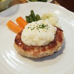 キッチン ブルー グローブ - 、鶏挽肉と里芋のハンバーグのアップ