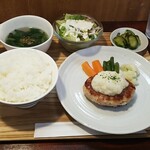 キッチン ブルー グローブ - 鶏挽肉と里芋のハンバーグ　柚子と塩麹の大根おろし添え