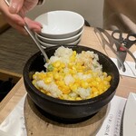 肉のひぐち直営焼肉 安福 - バター香るたっぷりとうもろこしの石焼きごはん