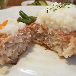 キッチン ブルー グローブ - 、鶏挽肉と里芋のハンバーグの断面、里芋が見えます