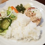 キッチン ブルー グローブ - 最後のご飯、サラダ、お新香を乗せてワンプレート！