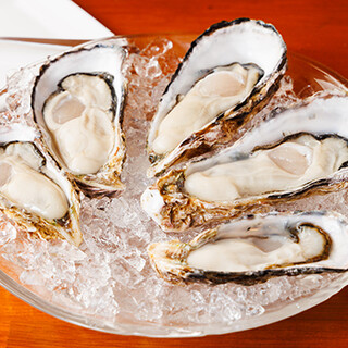 A must-see for Oyster lovers! We offer carefully selected seasonal raw Oyster from all over the country.