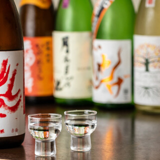 甘口から辛口まで完備。季節の銘柄など種類豊富な日本酒をどうぞ