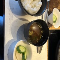 飛騨牛一頭家 馬喰一代 銀座 - ご飯と赤出しと香のもの