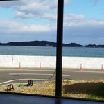 シチノカフェ&ピッツァ - 景色は抜群、海が目の前！
