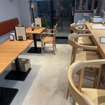 イタリア料理 GRATO - 店内はカウンター席とテーブル席