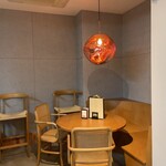 イタリア料理 GRATO - 奥にもテーブル席