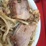 Ramen Jirou - 豚は2枚。小ぶりな豚は厚めで脂身カタメ。赤身は肉肉しい豚です。