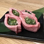 岡田精肉店 - 厚切りネギ包みタン 1815円