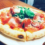 Zola - プロシュートとルッコラ、パルミジャーノチーズのピッツァ