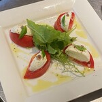 Zola - トマトとモッツァレラブッファラのカプレーゼ