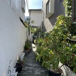 &t cafe - この小径の奥