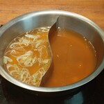 しゃぶしゃぶ温野菜 - しゃぶしゃぶ鍋 届いた直後 ※出汁は左が牛テールと香味野菜の和牛だし,右が九州醬油とにんにくの旨味 こく旨にんにくだし (2023.11.20)