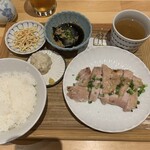 食堂サムシン - 鶏もも肉塩麹焼き定食