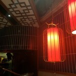 田中圭英 - 中華っぽい照明がまたオシャレ。田中シェフの鍋さばきが見られる席でガン見してました。