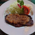 れすとらん あずまや - ◯ステーキ
上にはレモンの身も入っている（種までも❔笑）
シッカリとしたレモンの酸味と苦みが主体で心地よい
和風おろしソース
これがまた牛ステーキの脂感を
サッパリと食べさせてくれて良く合ってるねえ❕