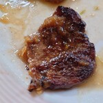 れすとらん あずまや - 薄いのでサッとコンガリと焼き上げても
火が中まで入ってしまうのは致し方ないと思える

このステーキ自体が
その辺のステーキのチェーン店とは比べ物にならない程
旨味がシッカリとあって美味しいぞっ❕