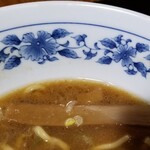 麺屋 ごとう - 中盤のスープの上澄みの表情。