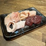 Sumibiyakiniku Asakura - ホルモン4種盛り 1000円