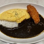 カレー屋 ボングー - オムレツにチキンカツをトッピングしたビーフカレー