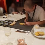 田中圭英 - 黒いまな板、絶妙な火入れのサワラ。