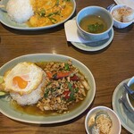タイの食卓 オールドタイランド - タレー・パット・ポンカリー(奥)