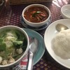 メークマイ - 海老のレッドカレー（¥880-）とタイラーメン（¥200-）のセット
