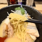 Toriyama - 　濃厚特選鶏白湯らーめん　三河屋製麺のもちもち麺、スープがよく絡む
