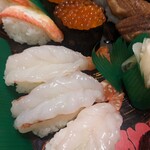よろい寿司 本郷台駅前店 - はい!生えび。今回はしっぽが折りたたんでない盛り付けでした!いろんな盛り付けがあるんですね!