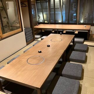 The layout combines seating for 8 people with a sunken kotatsu.