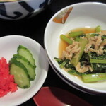 Oishii Daidokoro Juunikagetsu - かぶの葉と油揚げ炒め、きゅうりの辛子漬け