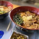 景信山頂上　景信茶屋　青木 - なめこそば(税込700円)。
            真ん中には生柚子皮がこんもり♪
            ほうれん草も添えられてます。
            なめこがデカすぎて、お雑煮のお椀くらいに見えますが、
            普通サイズのそばの丼なんです。