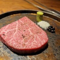 和牛とタン 焼肉 とみ 新橋本店 - シャトーブリアン 2種類の焼き方でお店の方が焼いてくれる