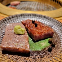 和牛とタン 焼肉 とみ 新橋本店 - シャトーブリアン 2種類 焼き分け 右がステーキ風 左が柔らかく