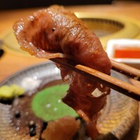 和牛とタン 焼肉 とみ 新橋本店 - 肉寿司 こちらもお肉はお店の方が 炙ってお寿司まで仕上げてくれる