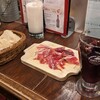 レンガ坂スペインバル シオノ - お通しの白パン、生ハム、サングリア