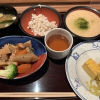 浅草むぎとろ 本店 - 麦飯を少し入れたお椀の上にトロロを流し込むのがオススメとのことだが、敢えて別々によそう