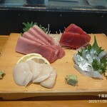 成田江戸ッ子寿司 - マグロ赤身、マグロ中トロ、ホタテ、他のつまみ