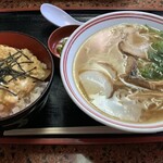 大黒食堂 - 日替わり定食(親子丼と中華そば)