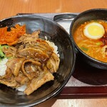 肉のヤマ牛 - カルビ焼肉丼（ハーフ）と麻辣牛麺（ハーフ）890円　メニューの写真とは全く異なるが、まあこの値段なら止む無しか。