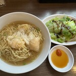 香港飲茶 点心厨房 - 海老ワンタン麺、温レタス、オイスターソース掛け