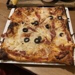 SARU BACON - SARUピザ　715円　パイ生地にソーセージとオリーブ、ニンニクでシンプルなピザです