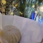 二見の豚まん - 広場で食べましたがイルミネーションしてました