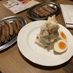 SARU BACON - ソーセージ8本　660円、自家製ベーコン入りのポテトサラダ　528円