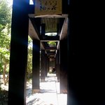 紬山荘 - 駐車場からのアプローチも良い感じ。