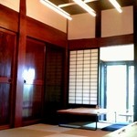 紬山荘 - 落ち着いた店内
