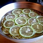 紬山荘 - 個性的なビジュアル、すだちそば
